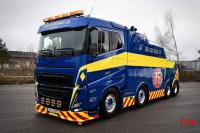 01-4991 Масштабная модель Аэродромный тягач VOLVO FH 5 SLEEPER CAB FALKOM 8X4 в масштабе 1 50