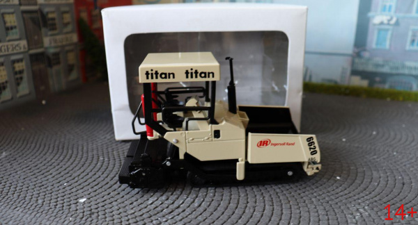 157-04685 Масштабная модель Асфальтоукладчик ABG Titan 6620 сувенирная продукция в масштабе 1:50