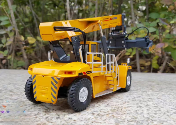40868 Масштабная модель ричстакер XCMG XCS45 в масштабе 1:50