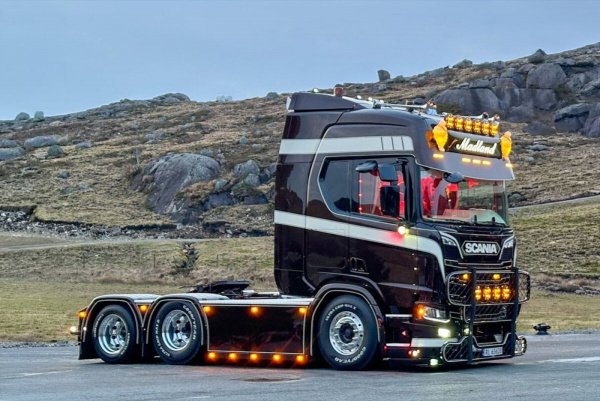 01-5358 Масштабная модель Седельный тягач SCANIA R HIGHLINE CR20H 6X2 TAG в масштабе 1 50