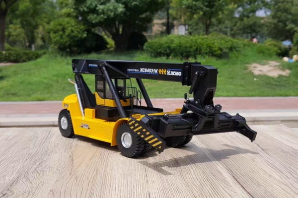 40867 Масштабная модель ричстакер XCMG XCS4531K в масштабе 1:35