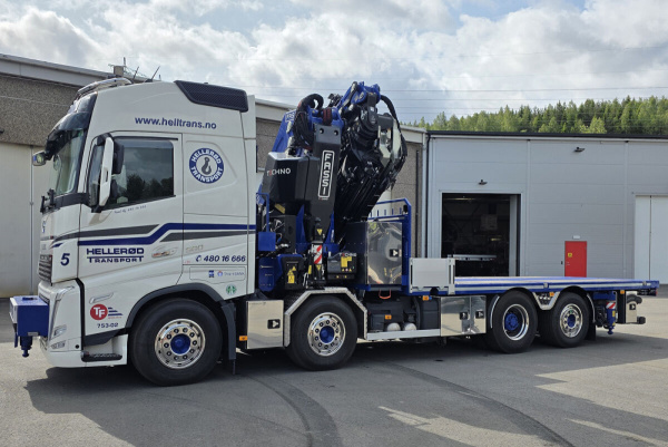 01-5381 Масштабная модель Манипулятор VOLVO FH5 GLOBETROTTER RIGED FLATBED TRUCK 8X2 в масштабе 1 50 