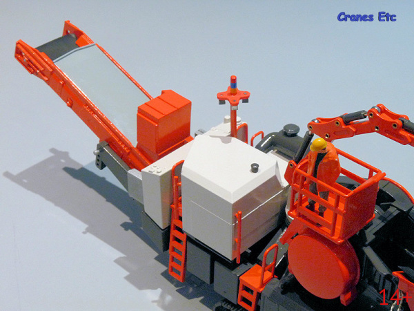 2510/0 Масштабная модель мобильной дробильной установки Sandvik UJ440i  в масштабе 1:50