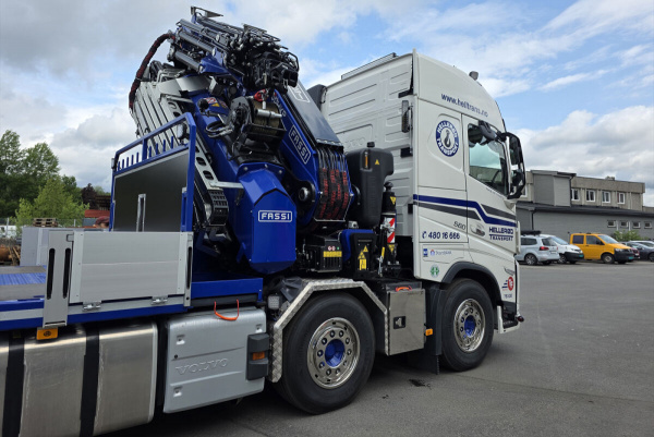 01-5381 Масштабная модель Манипулятор VOLVO FH5 GLOBETROTTER RIGED FLATBED TRUCK 8X2 в масштабе 1 50 