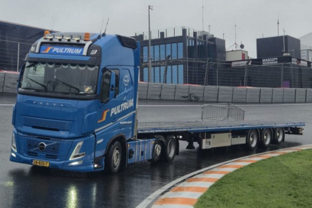 01-5081 Масштабная модель Низкорамный прицеп VOLVO FH AERO GLOBETROTTER XL 6X2 в масштабе 1 50