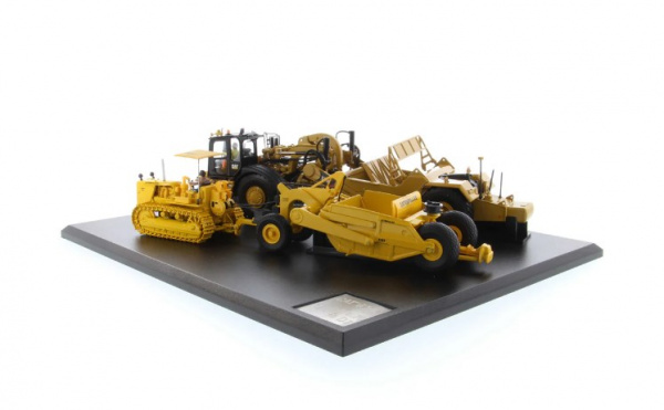 85563 Масштабная модель Скрепер Cat® 621K и скрепер CAT № 70 в масштабе 1:50 с гусеничным трактором D7