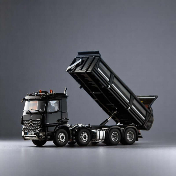 106600050 Масштабная модель Самосвал Mercedes-Benz Arocs 8x4 (черный) в масштабе 1 50