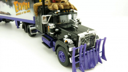 69-0880 Масштабная модель Mack SuperLiner Трейлер Elvira Mistress of the Dark сувенирная продукция в масштабе 1 64