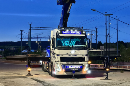 01-5381 Масштабная модель Манипулятор VOLVO FH5 GLOBETROTTER RIGED FLATBED TRUCK 8X2 в масштабе 1 50 