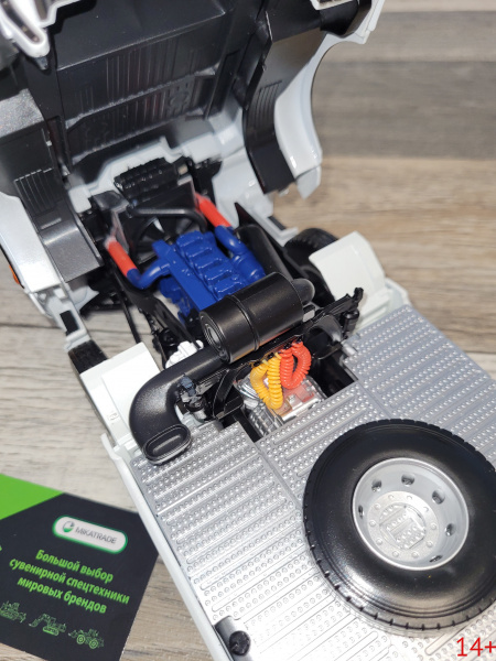 40728 Масштабная модель тягача Shacman Shaanxi X6000 Белый в масштабе 1:24