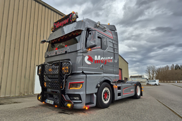 01-5177 Масштабная модель Седельный тягач MAN TGX GM в масштабе 1 50