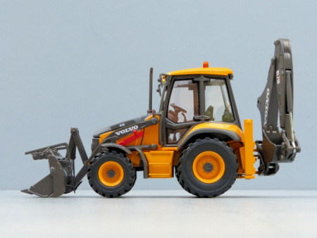300034 Масштабная модель экскаватора-погрузчика Вольво BL71 в масштабе 1:50