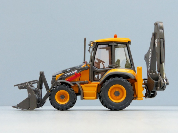 300034 Масштабная модель экскаватора-погрузчика Вольво BL71 в масштабе 1:50