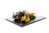 85563 Масштабная модель Скрепер Cat® 621K и скрепер CAT № 70 в масштабе 1:50 с гусеничным трактором D7