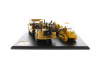 85563 Масштабная модель Скрепер Cat® 621K и скрепер CAT № 70 в масштабе 1:50 с гусеничным трактором D7