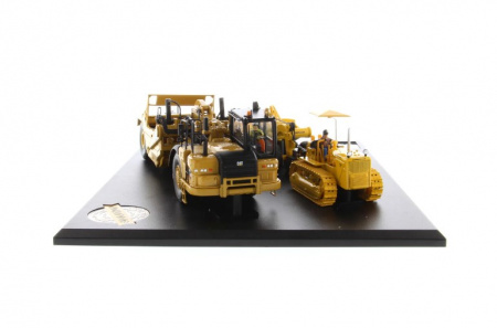 85563 Масштабная модель Скрепер Cat® 621K и скрепер CAT № 70 в масштабе 1:50 с гусеничным трактором D7