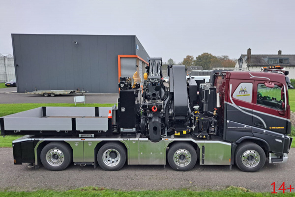 01-4857 Масштабная модель Манипулятор VOLVO FH5 SLEEPER CAB 8X2 в масштабе 1 50