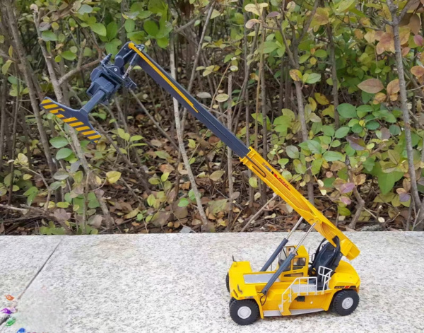 40868 Масштабная модель ричстакер XCMG XCS45 в масштабе 1:50