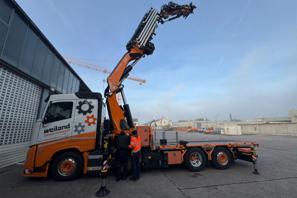 01-5380 Масштабный модель Манипулятор VOLVO FH AERO SLEEPER CAB RIGED FLATBED TRUCK 8X2 в масштабе 1 50