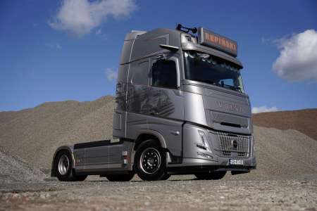 01-5295 Масштабная модель Седельный тягач VOLVO FH AERO GLOBETROTTER XL 4X2 в масштабе 1 50