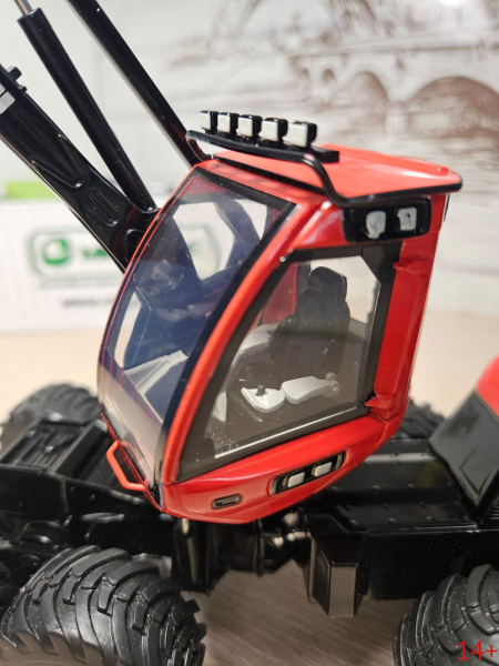 10-4239 Масштабная модель лесозаготовительной машины комбайна Komatsu 931XC.3 харвестер в масштабе 1:32