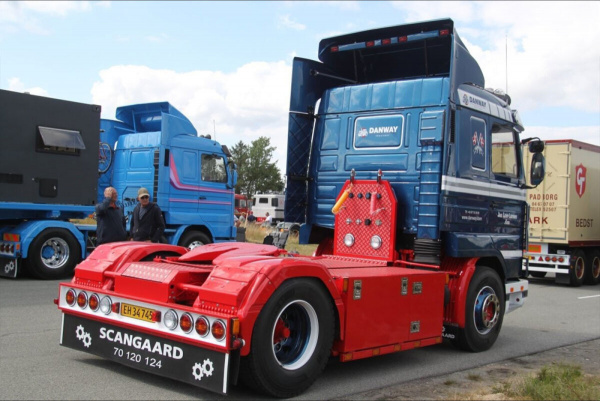 01-5227 Масштабная модель Седельный тягач SCANIA 3 SERIES STREAMLINE 4X2 в масштабе 1 50