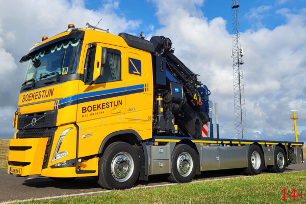 01-4960 Масштабная модель Манипулятор VOLVO FH 5 SLEEPER CAB RIGED FLATBED TRUCK 8X24 в масштабе 1 50