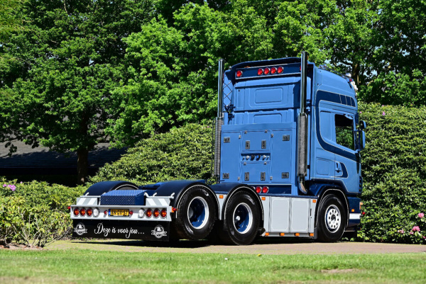 01-5204 Масштабная модель Седельный тягач SCANIA 4 SERIES TOPLINE 6X2 в масштабе 1 50