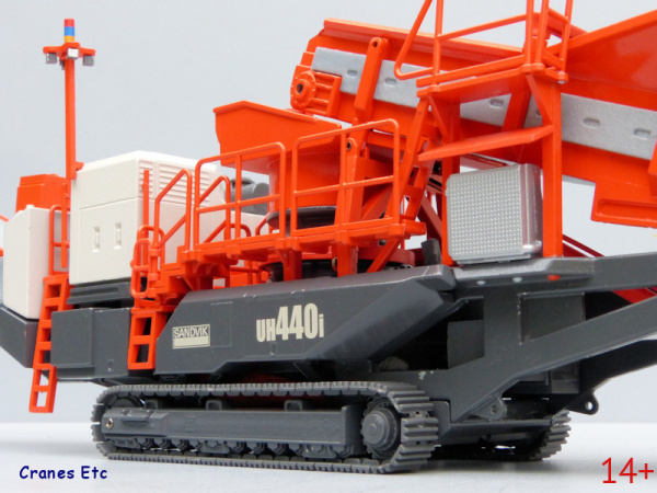 2511/0 Масштабная модель мобильной дробильной установки Sandvik UH440i в масштабе 1:50