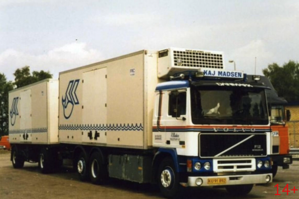 01-5373 Масштабная модель Рефрижераторный прицеп VOLVO F12 RIGED REEFER TRUCK 6X2 в масштабе 1 50