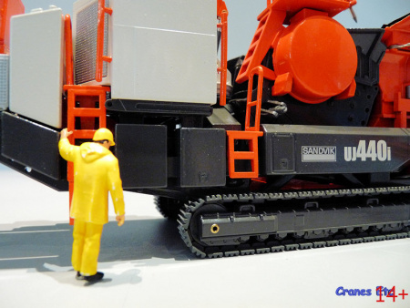 2510/0 Масштабная модель мобильной дробильной установки Sandvik UJ440i  в масштабе 1:50